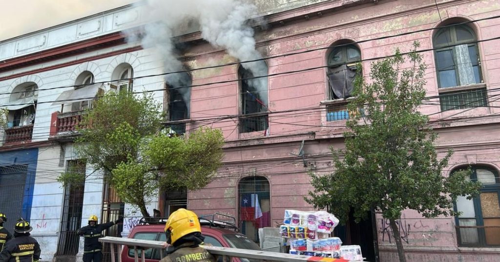 Incendio en Santiago Centro afecta a cuatro viviendas: No se reportan heridos