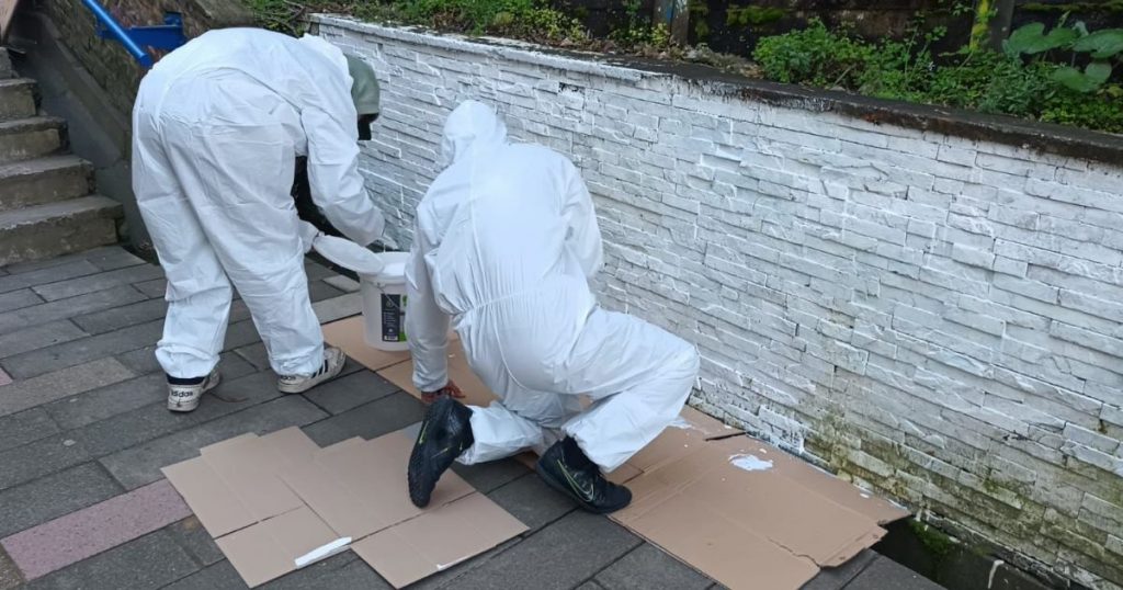 Jóvenes detenidos por rayar escalera en Puerto Montt cumplieron con pintar los muros