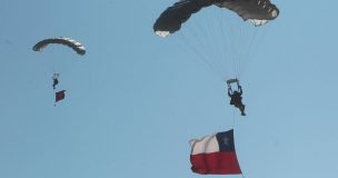 Gran Parada Militar 2025: Paracaidistas abren presentación con aterrizaje en elipse del Parque O'Higgins
