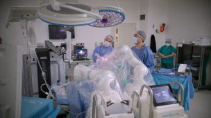 Realizan en Chile la primera cirugía autónoma guiada por inteligencia artificial