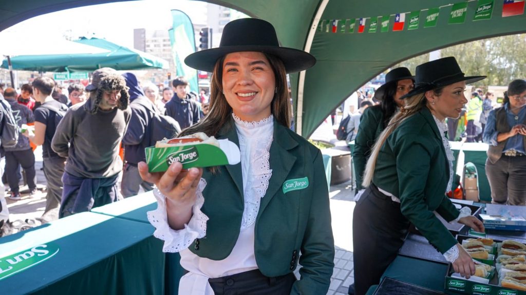San Jorge e Indupan festejaron el Día del Choripán en marraqueta regalando 5 mil unidades