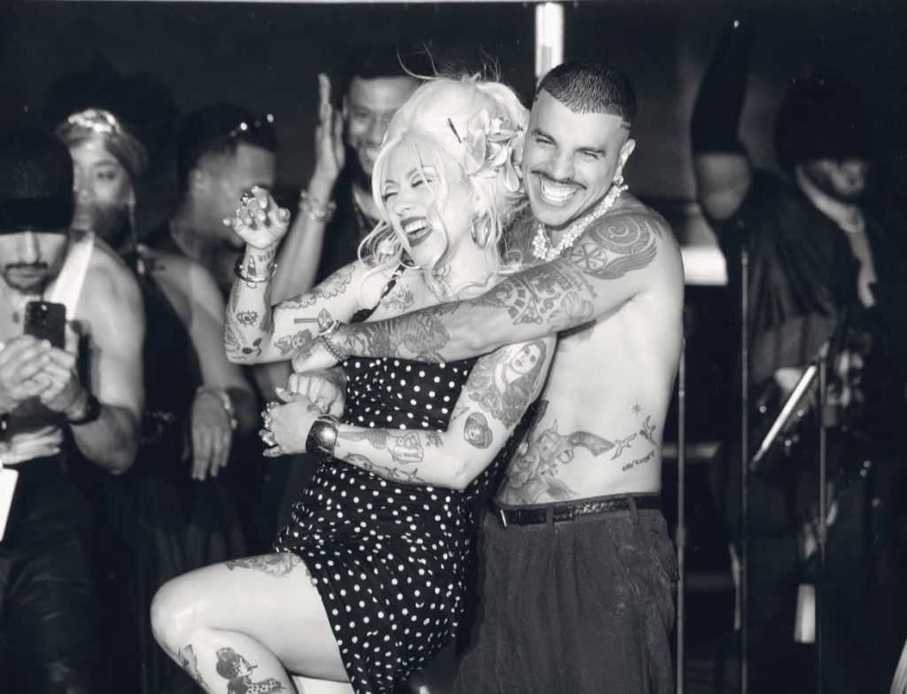 “Coqueteo en vivo”: Mon Laferte y Rauw Alejandro desatan la locura con inesperada presentación