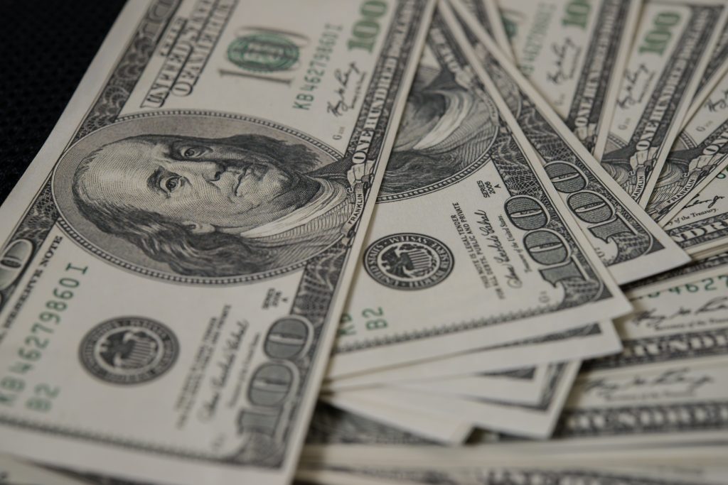 Dólar roza los $965 y UF se mantiene sobre los $39 mil este lunes 8 de septiembre