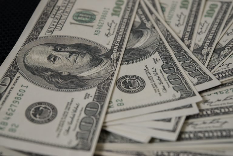 Dólar inicia a la baja en Chile, pero débil PIB local limita mayor avance del peso