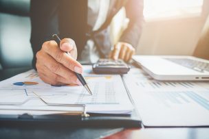Indicadores económicos abren septiembre al alza: Dólar supera los $965 y UF bordea los $40 mil