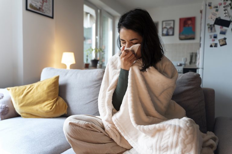 ¿Cómo prevenir virus respiratorios en el trabajo? Expertos entregan recomendaciones