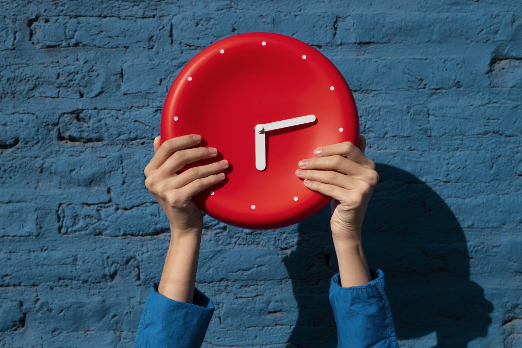 El truco para que el cambio de hora en Chile no desordene el sueño de tus hijos