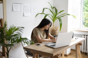 ¿Del living a la oficina?: El trabajo remoto pierde en fuerza en Chile y se consolida como opción específica