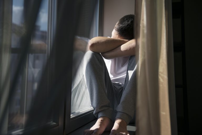 Salud mental masculina: conoce las señales de alerta y claves para prevenir la depresión en hombres