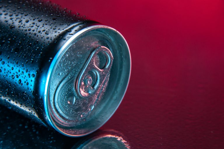 Presentan proyecto para prohibir venta de bebidas energéticas a menores de 18 años: apuntan a futuras adicciones