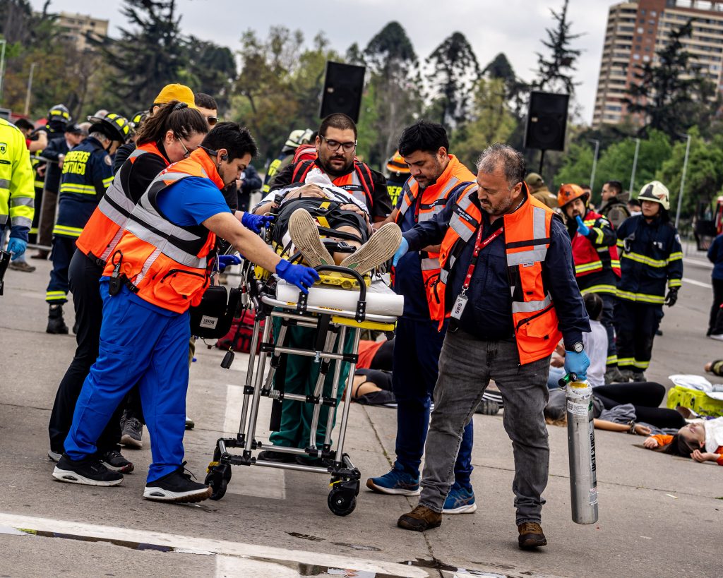 Bomberos de Santiago lanza Campaña de Socios 2025 con masivo simulacro en Parque O’Higgins