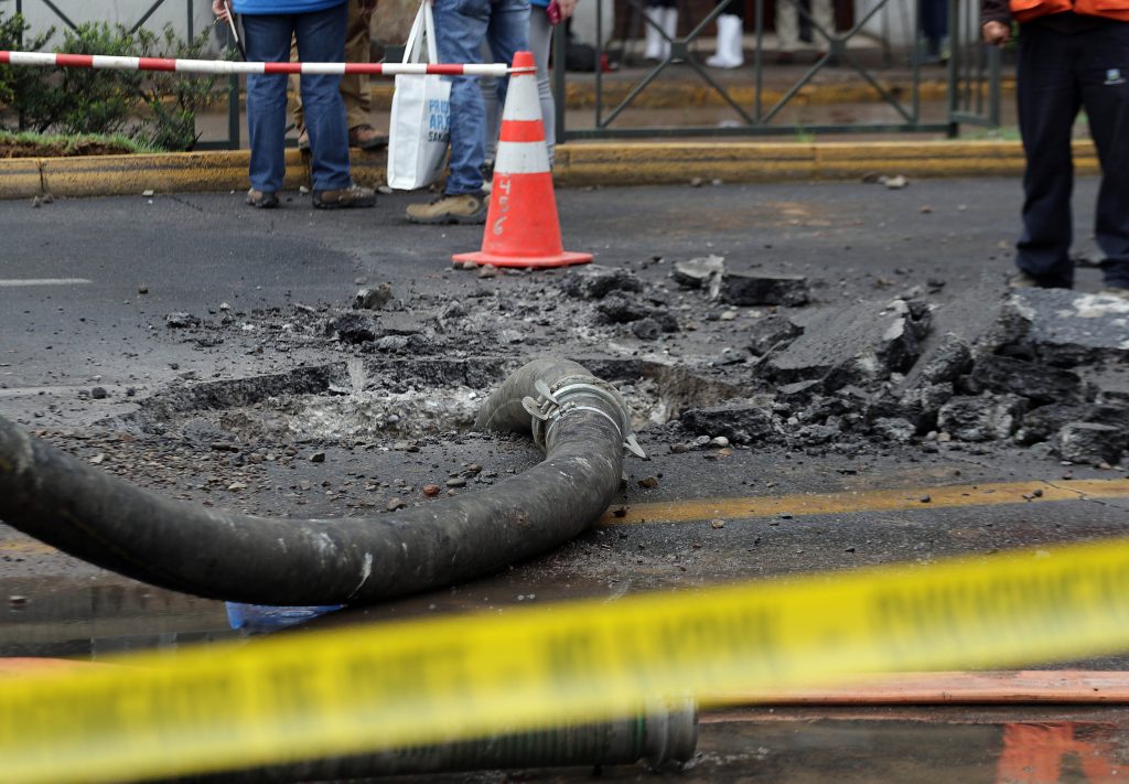 Tras rotura de matriz, Aguas Andinas habilita avenida Colón mientras alcalde exige compensaciones