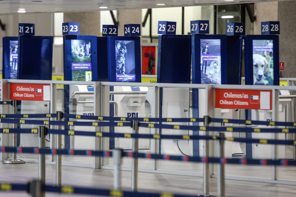Detectan más de 5 kilos de éxtasis en aeropuerto de Santiago: droga llegó desde Europa y supera los $500 millones