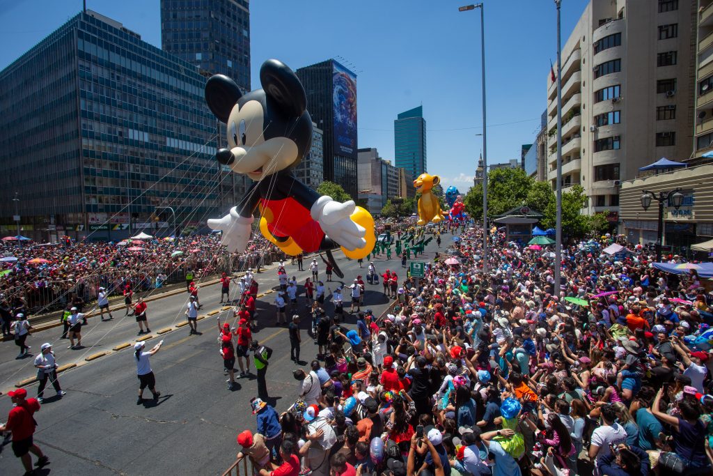 Paris Parade 2025: Más de mil artistas y 13 globos gigantes se tomarán las calles de Santiago