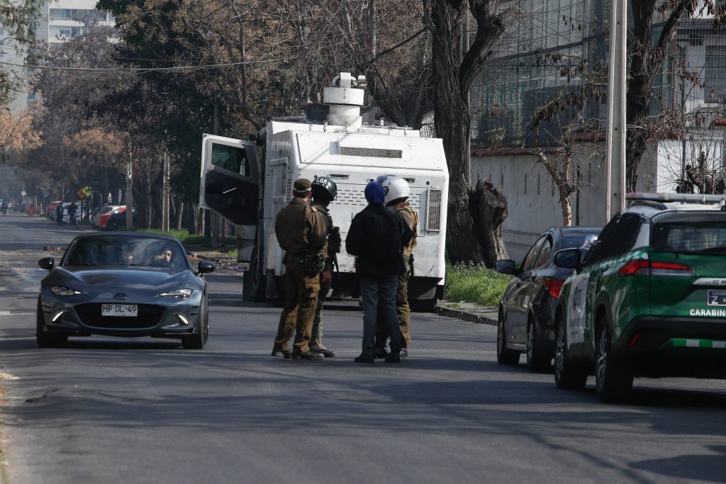 Manifestantes interrumpen tránsito frente al Liceo Carmela Carvajal
