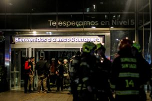 Incendio afecta a tienda del mall Costanera Center: conoce los desvíos de tránsito