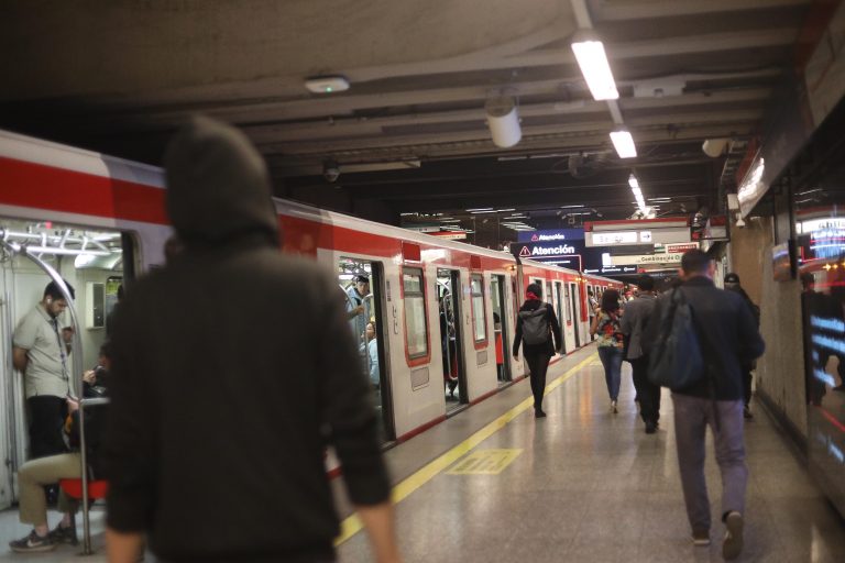 Metro de Santiago normaliza servicio de Línea 1 tras retrasos durante esta mañana