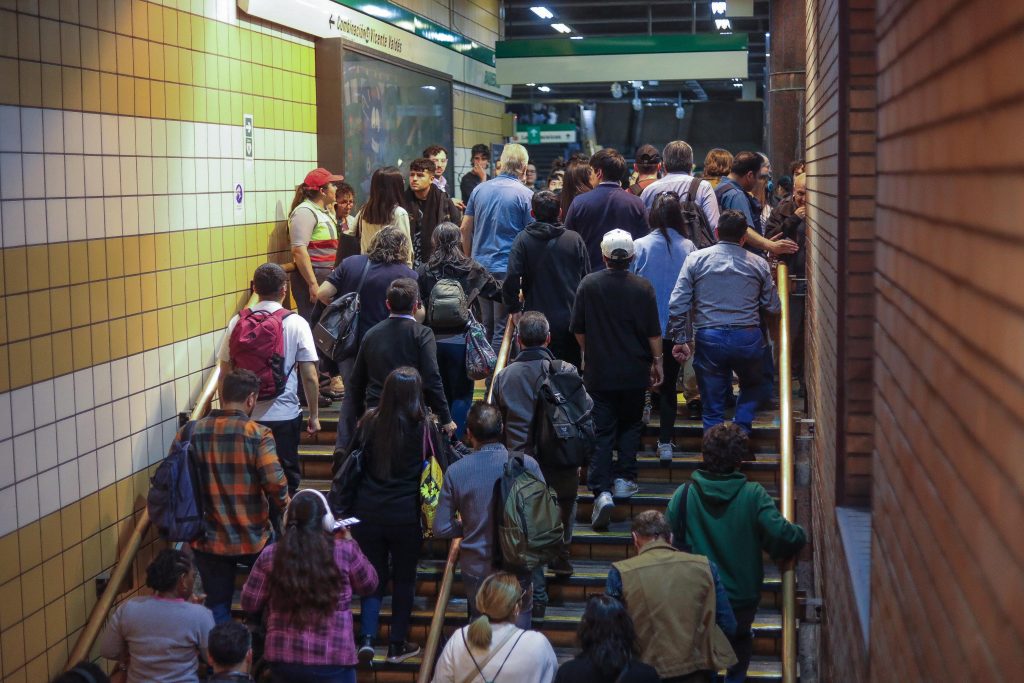Metro de Santiago reporta retrasos en Línea 2 y Línea 5 esta mañana