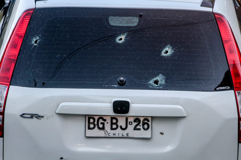 Detienen a conductor ebrio en Santiago a bordo de auto baleado con 15 impactos