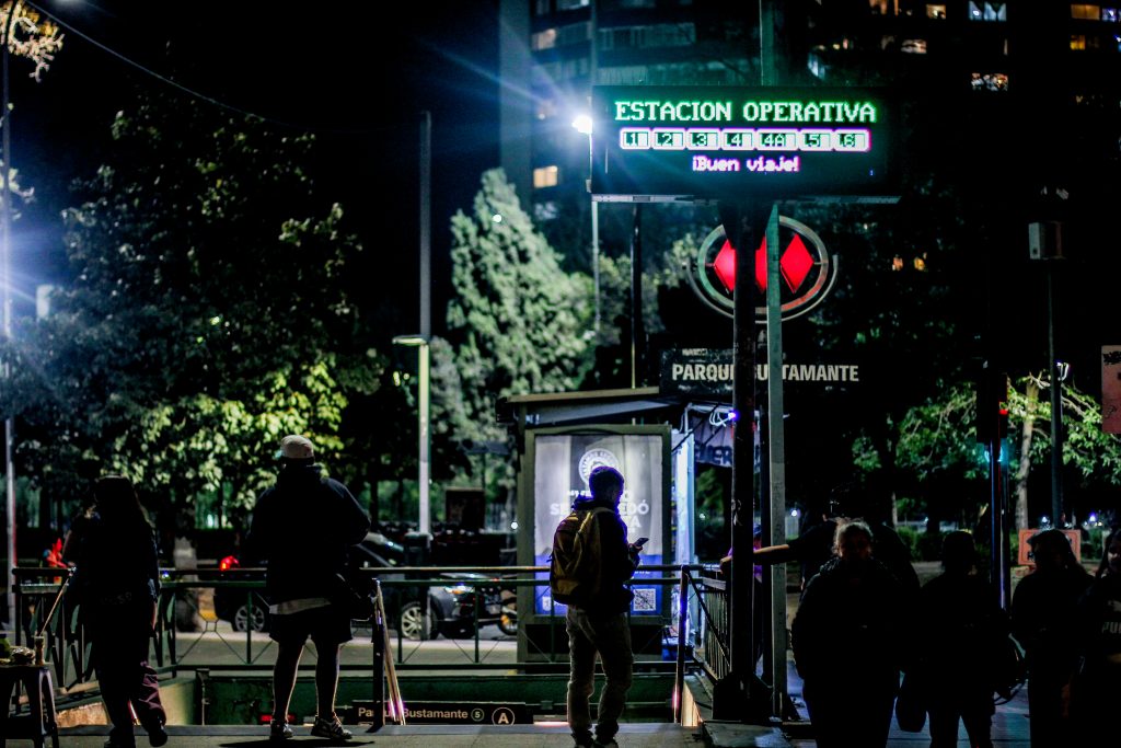 Atención fans de Guns N' Roses: Metro tendrá horario especial tras show en el Parque Estadio Nacional