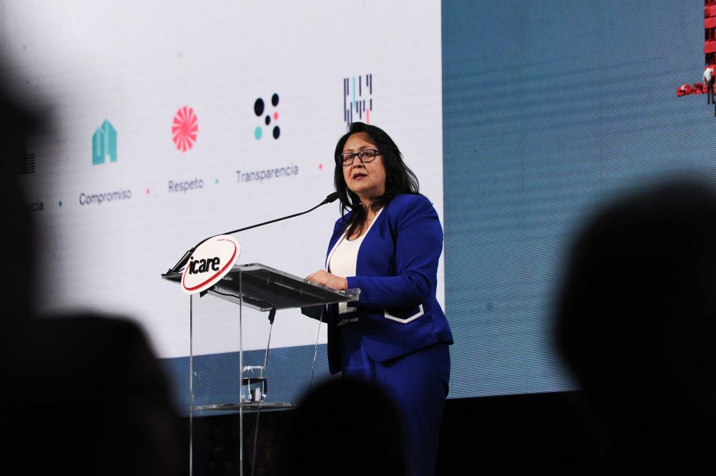 Dorothy Pérez hace historia en Enade: expone como oradora principal sobre fiscalización y permisos