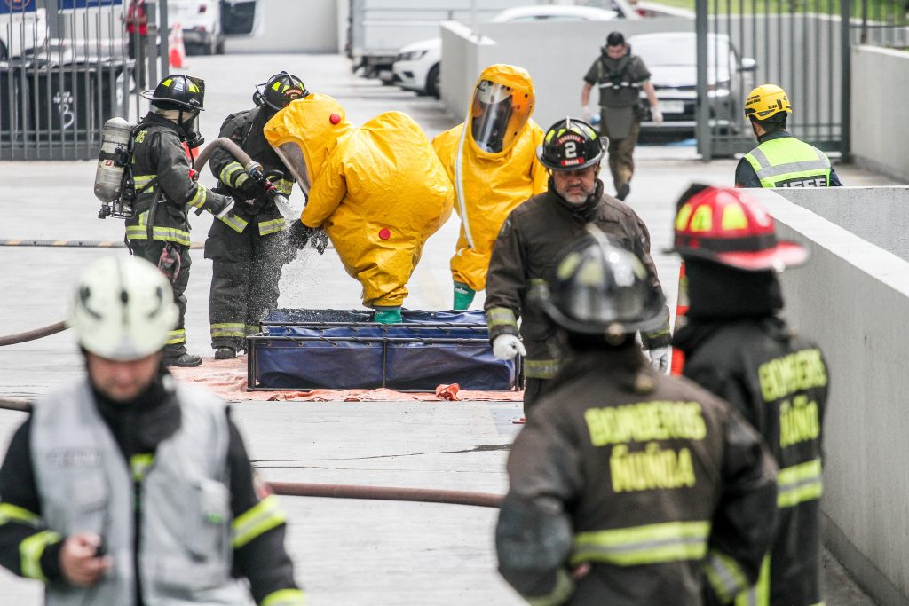Hombre es hallado muerto dentro de un vehículo en condominio de Ñuñoa: hay posible riesgo químico
