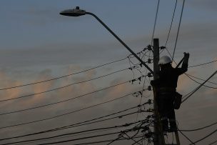 Corte de luz afecta a gran parte del centro de Santiago este miércoles