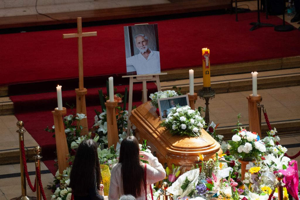 EN VIVO | Misa de despedida a Héctor Noguera: Chile se despide de un grande del teatro