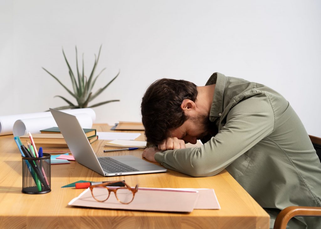 Cansancio laboral de fin de año: Estrategias para llegar con energía a diciembre