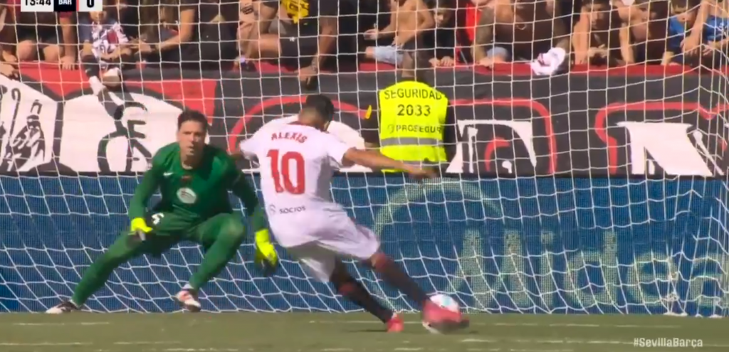 Golazo de Alexis Sánchez le da la ventaja al Sevilla contra el Barcelona