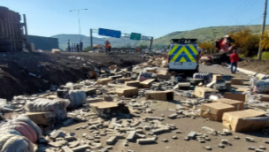Accidente en la Ruta 5: corte total y desvíos de tráfico por volcamiento de camión