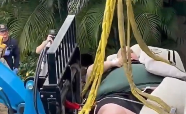 VIDEO | Rescate inédito: hombre es izado en grúa desde su departamento para recibir atención médica