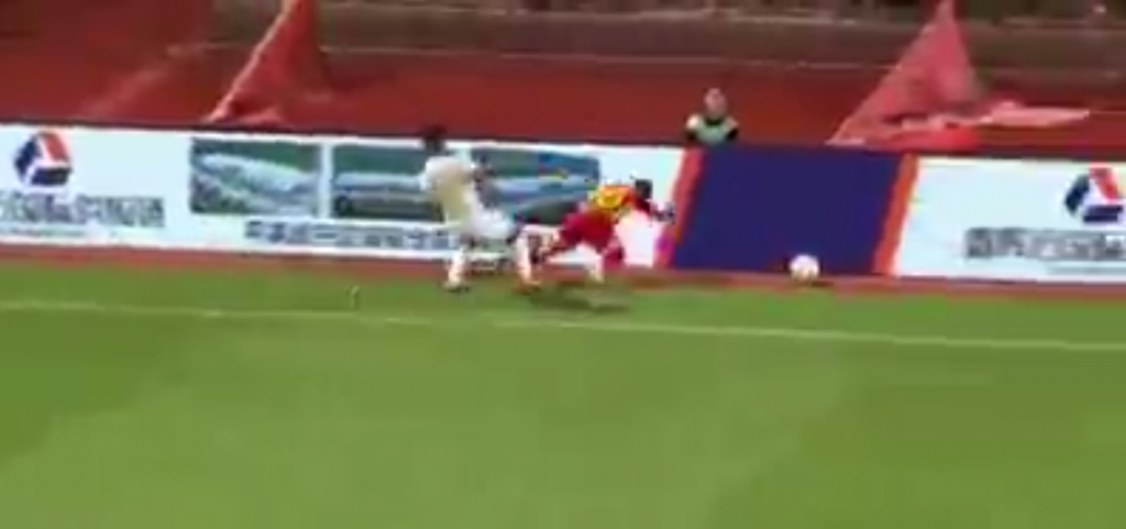 Imágenes sensibles: Futbolista sufre fractura de cuello en pleno partido tras chocar contra la publicidad