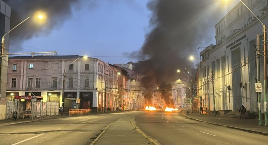 Portuarios en Valparaíso levantan barricadas en protesta por conflicto laboral