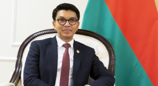 Cámara baja de Madagascar destituye al presidente Rajoelina