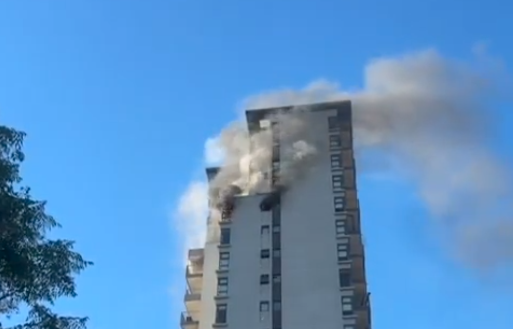 Incendio afecta a edificio residencial en Santiago: Existe alto riesgo de propagación