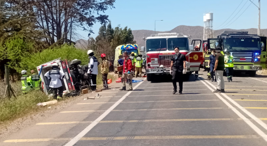 Choque y volcamiento en Ovalle deja dos fallecidos y una veintena de heridos