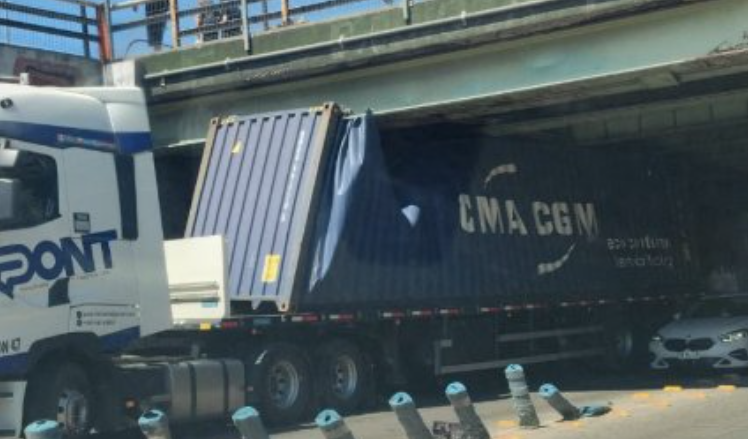 Paso bajo nivel en Av. Departamental colapsa tras impacto de camión que quedó atascado