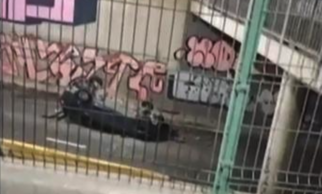 Auto termina volcado tras caer desde el paso nivel de Santa Rosa