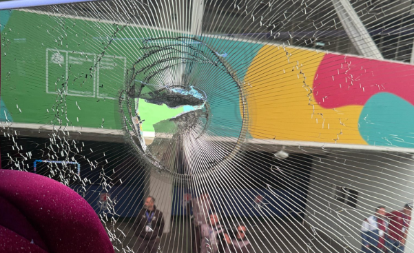VIDEO | Hinchas de la U apedrean el bus de Lanús antes de la semifinal