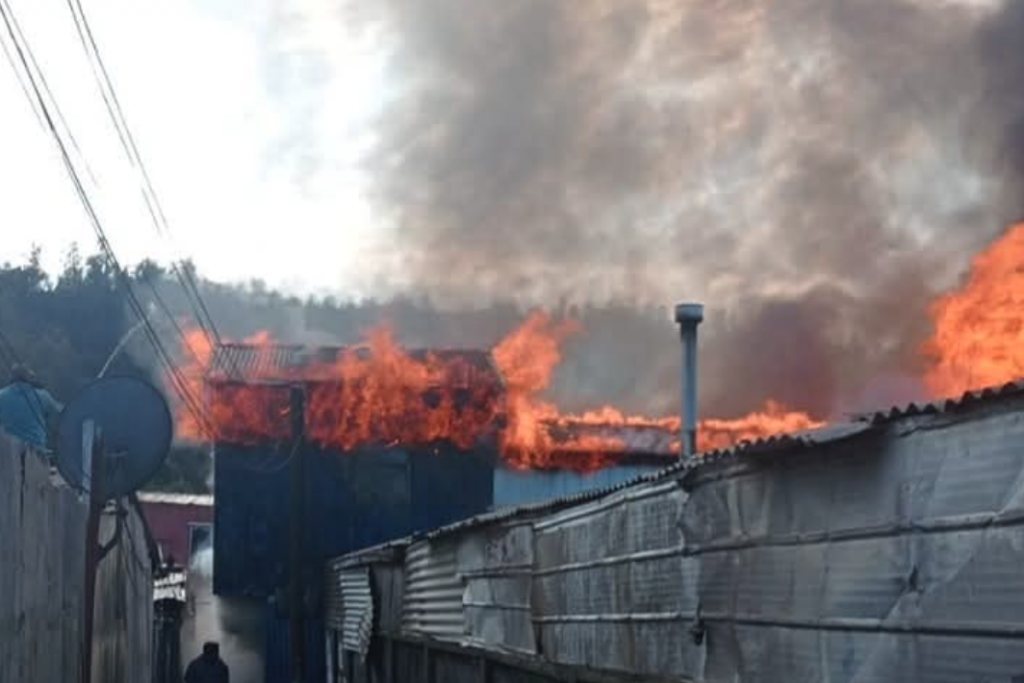 Enorme incendio afecta a viviendas en la población Pedro de Valdivia de Concepción