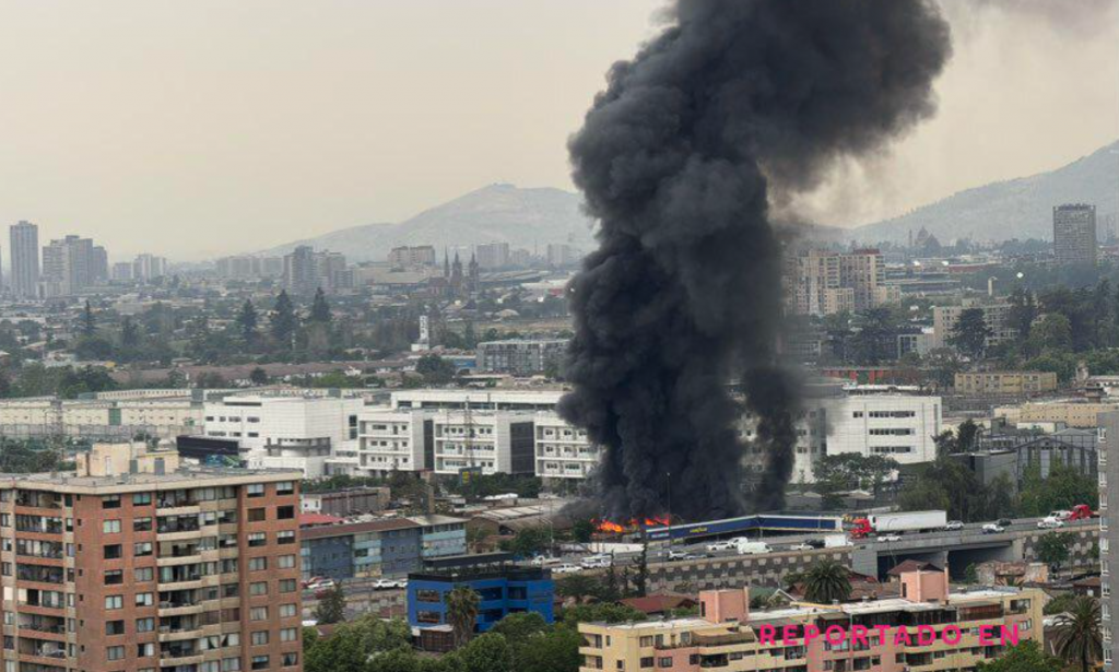 Gigantesco Incendio en Pedro Aguirre Cerda provoca enorme columna de humo