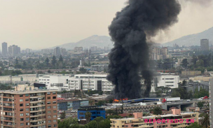 Gigantesco incendio afecta a fábrica de neumáticos en Pedro Aguirre Cerda