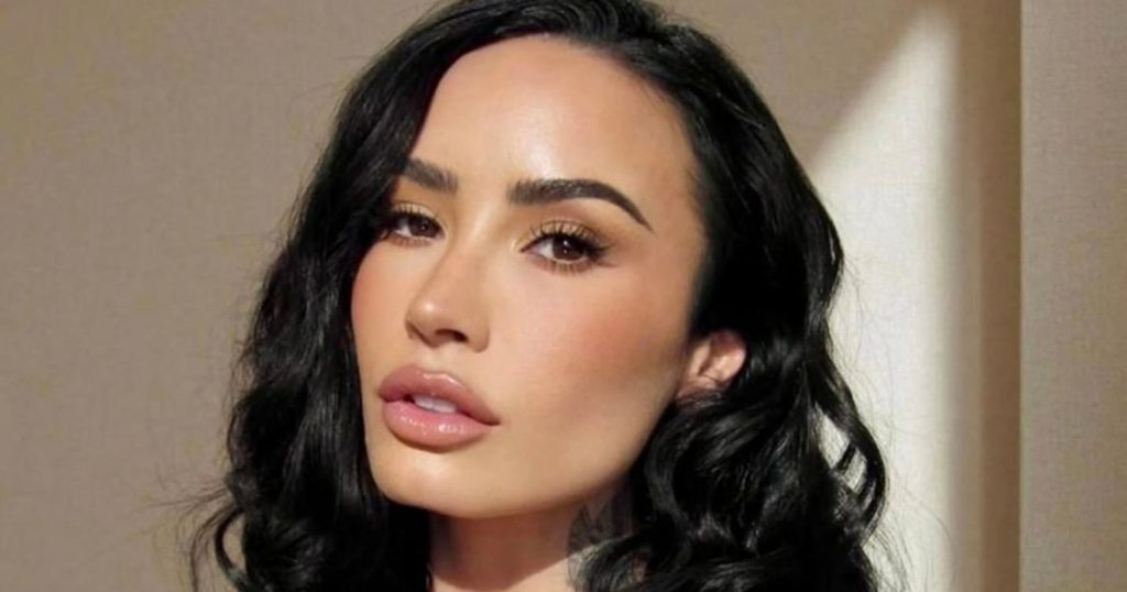 Demi Lovato impactó con ‘irreconocible’ rostro en desfile: “Se quitó lo más hermoso…”