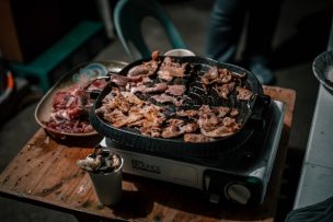 3 aliados infalibles para tus asados al aire libre: disco, spiedo y parrillas plegables