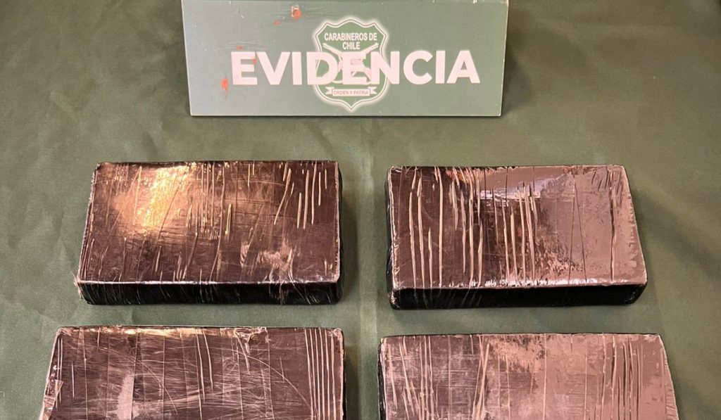 Intentó huir durante control policial y fue sorprendido con cinco paquetes de cocaína