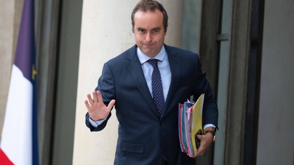 Renuncia el primer ministro de Francia horas después de presentar su gabinete
