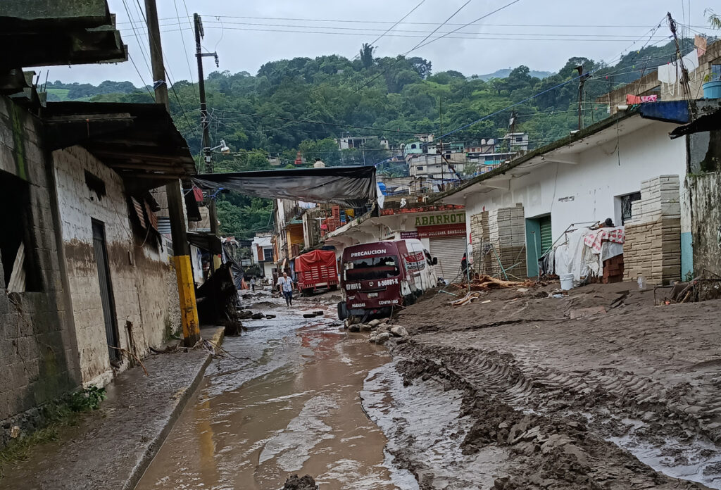 Lluvias torrenciales dejan 64 muertos y 65 desaparecidos en México