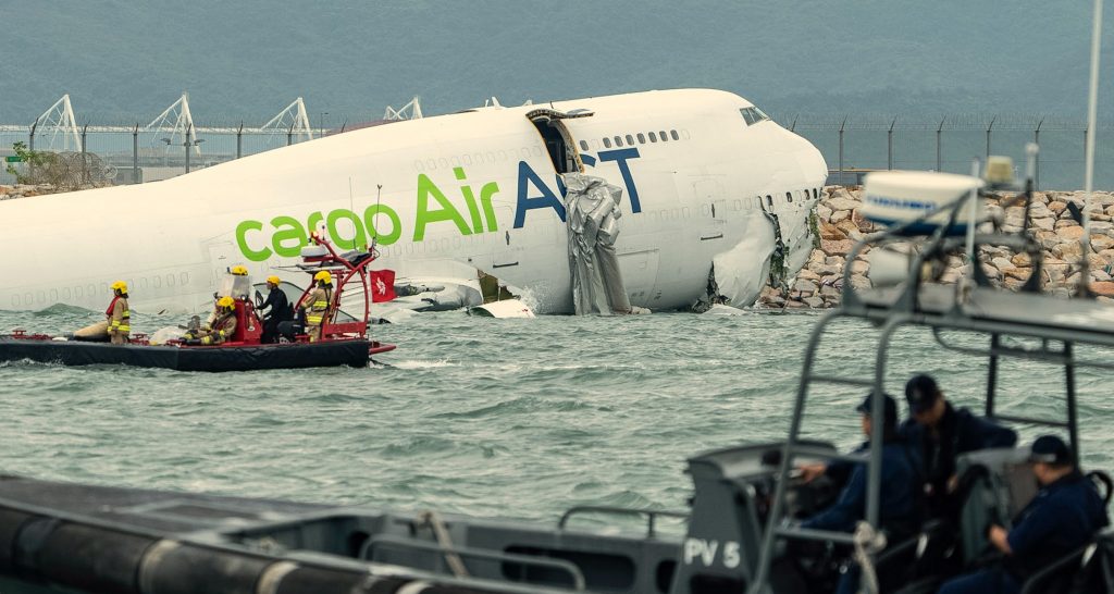 Dos muertos tras caída de avión al mar: Aeronave despistó al aterrizar en el Aeropuerto