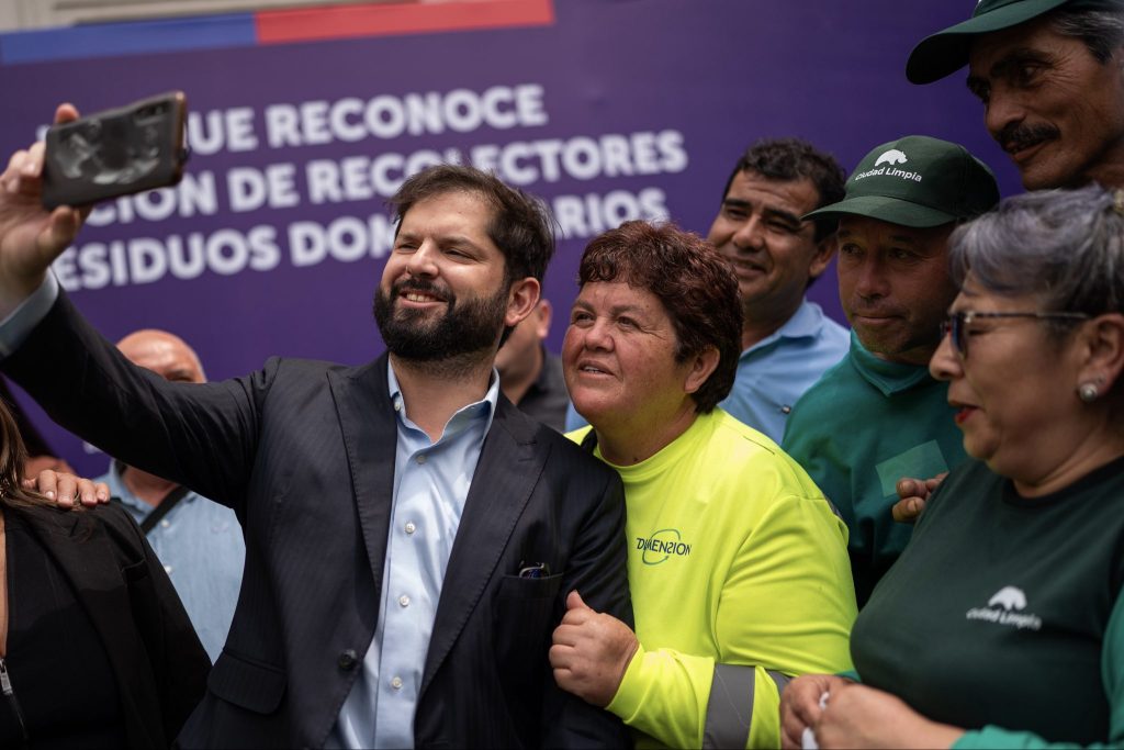 Presidente Boric promulga ley que reconoce a recolectores de basura: 